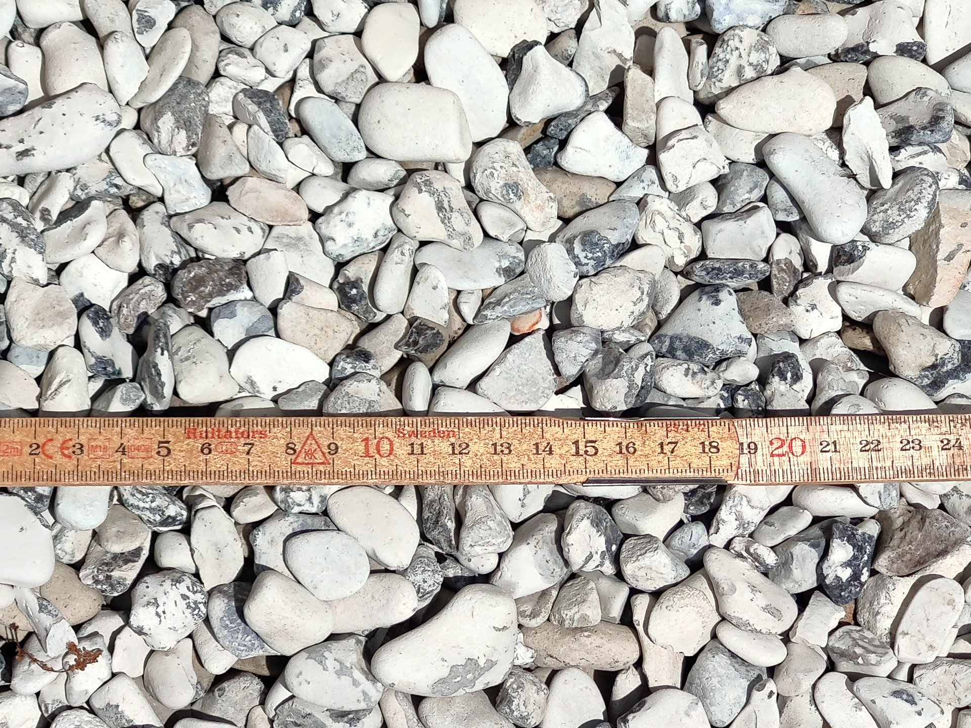 Beach Stones 4-18 mm.