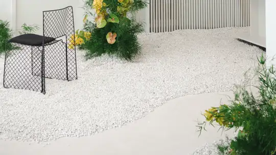 White granite chippings 11-16 mm.